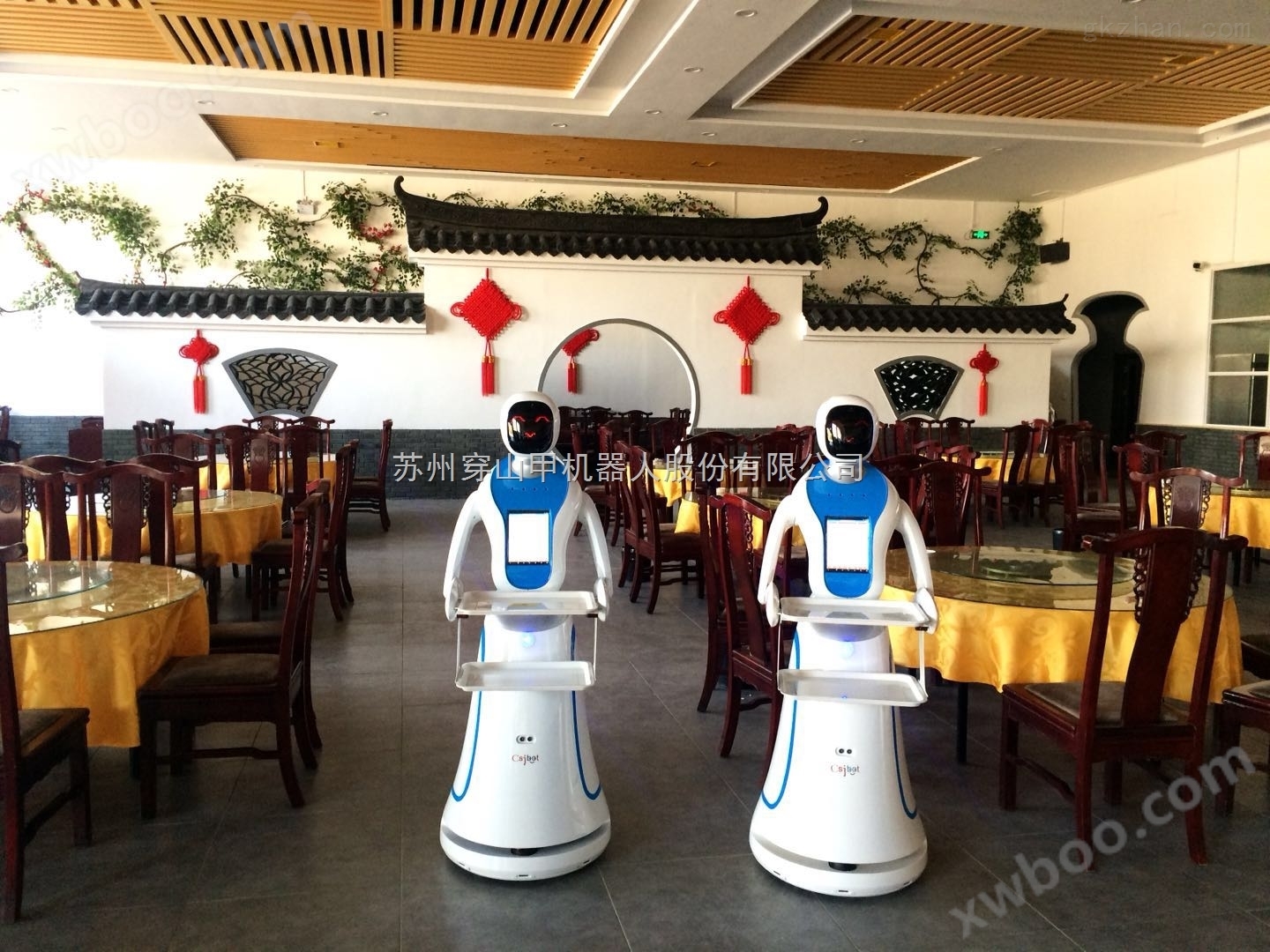 老根美食大院引进智能餐饮机器人当“跑堂”